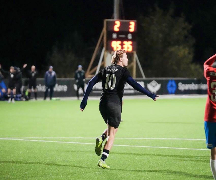 5 minutter og 30 sekunder på overtid utlignet Henrik mot Elnesvågen. Og, akkurat DET målet gjør at A-laget rykker opp til 5. divisjon!
